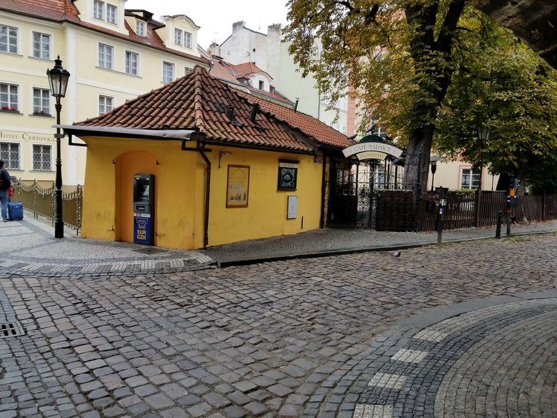 pragues8900.jpg